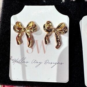 Super cute gold bow earrings!
